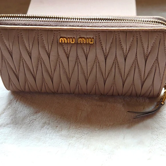 Miu Miu Beige Quilted Women's Wallet - Picture 2 of 6